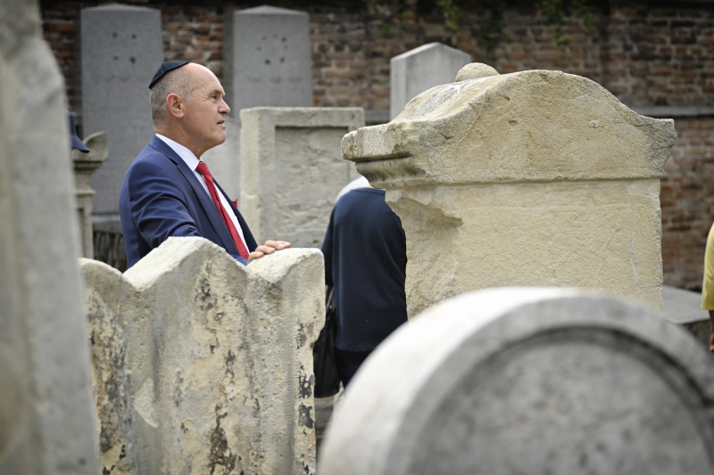 Nationalratspräsident Wolfgang Sobotka (ÖVP) bei der Besichtigung des Friedhofes