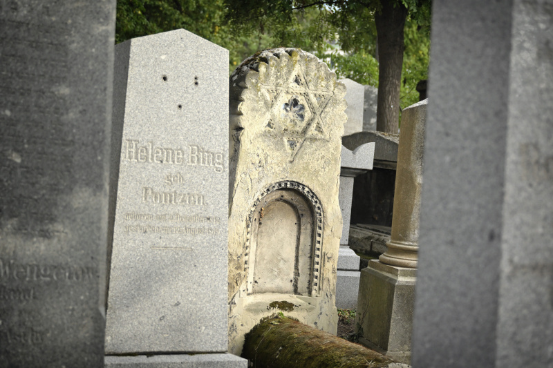 Nationalratspräsident Wolfgang Sobotka (ÖVP) bei der Besichtigung des Friedhofes