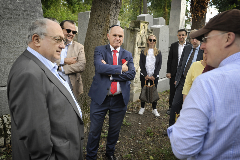 Nationalratspräsident Wolfgang Sobotka (ÖVP) bei der Besichtigung des Friedhofes