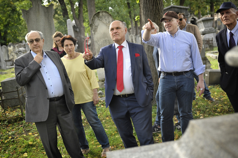 Nationalratspräsident Wolfgang Sobotka (ÖVP) bei der Besichtigung des Friedhofes