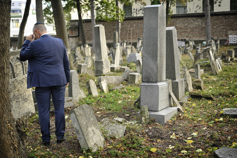 Nationalratspräsident Wolfgang Sobotka (ÖVP) bei der Besichtigung des Friedhofes