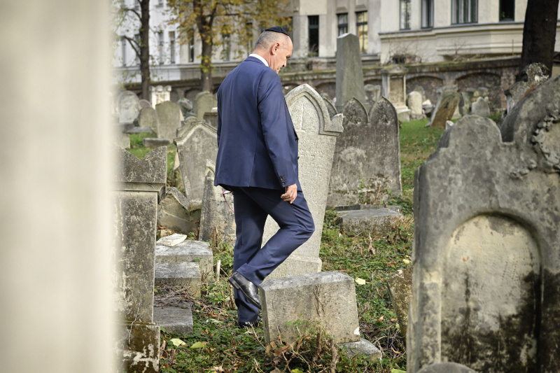 Nationalratspräsident Wolfgang Sobotka (ÖVP) bei der Besichtigung des Friedhofes