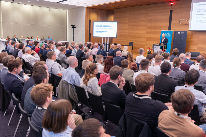 Vortrag von Helmut Trimmel. Veranstaltungsteilnehmer:innen