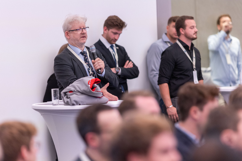 Fragerunde unter Mitwirkung des Publikums. Frage aus dem Publikum