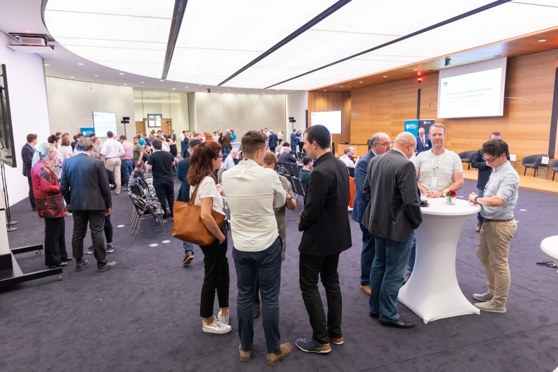 Pause. Blick Richtung Publikum