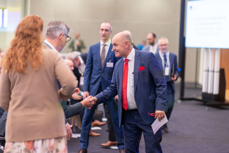 Begrüßung von Teilnehmer:innen durch Nationalratspräsident Wolfgang Sobotka (ÖVP)