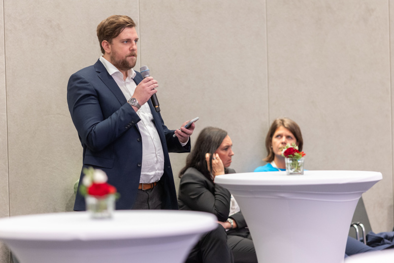 Fragerunde unter Mitwirkung des Publikums..Frage aus dem Publikum