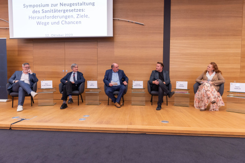 Podiumsdiskussion: Von Links: Nationalratsabgeordneter Ralph Schallmeiner (GRÜNE), Nationalratsabgeordneter Josef Smolle (ÖVP), Christoph Redelsteiner (Moderation), Mario Lindner (SPÖ), Fiona Fiedler (NEOS)