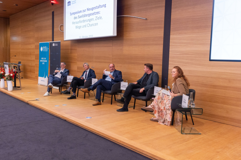 Podiumsdiskussion: Von Links: Nationalratsabgeordneter Ralph Schallmeiner (GRÜNE), Nationalratsabgeordneter Josef Smolle (ÖVP), Christoph Redelsteiner (Moderation), Mario Lindner (SPÖ), Fiona Fiedler (NEOS)