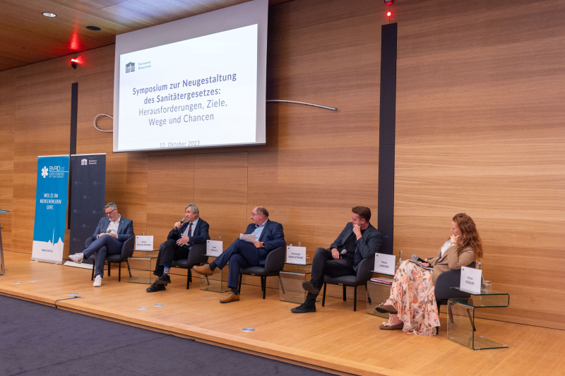 Podiumsdiskussion: Von Links: Nationalratsabgeordneter Ralph Schallmeiner (GRÜNE), Nationalratsabgeordneter Josef Smolle (ÖVP), Christoph Redelsteiner (Moderation), Mario Lindner (SPÖ), Fiona Fiedler (NEOS)