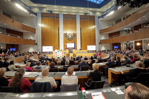 Eröffnungsworte von Nationalratspräsident Wolfgang Sobotka (ÖVP). Blick Richtung Veranstaltungsteilnehmer:innen