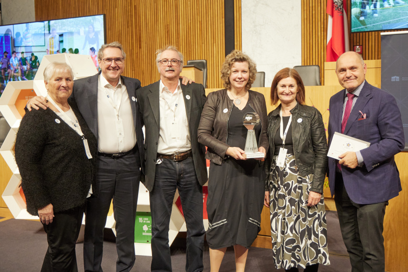 Verleihung der Kategorie "Initiativen von und für Jugend" - Obfrau PatInnen für alle Erika Kudweis