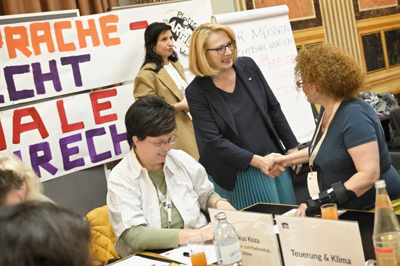 Zweite Nationalratspräsidentin Doris Bures (SPÖ) mit Veranstaltungsteilnehmer:innen