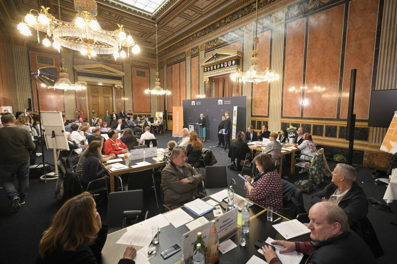 Begrüßung. Zweite Nationalratspräsidentin Doris Bures (SPÖ). Blick Richtung Veranstaltungsteilnehmer:innen