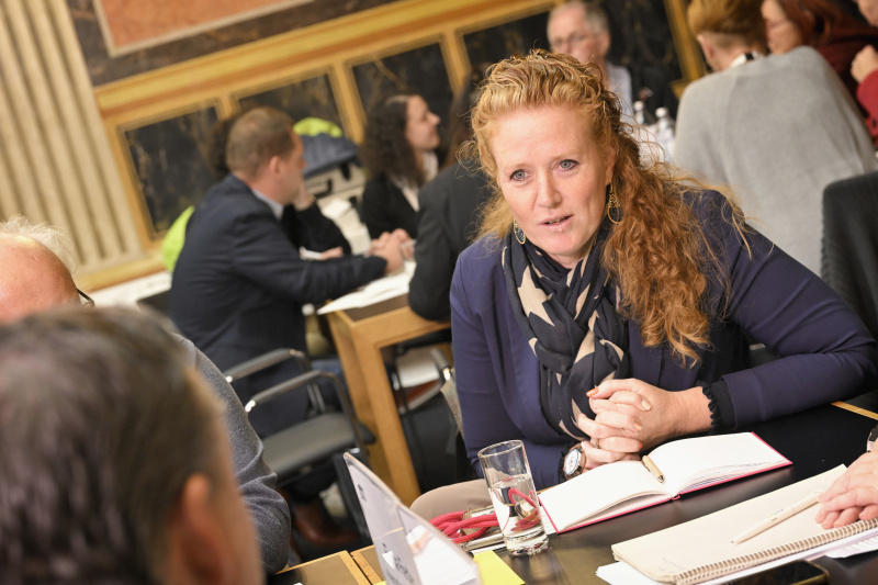 Nationalratsabgeordnete Fiona Fiedler (NEOS) mit Veranstaltungsteilnehmer:innen