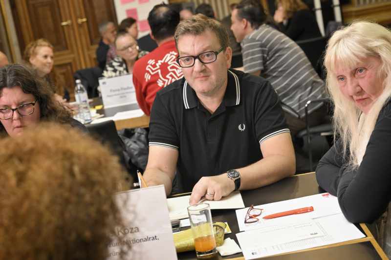 Nationalratsabgeordneter Markus Koza (GRÜNE) mit Veranstaltungsteilnehmer:innen