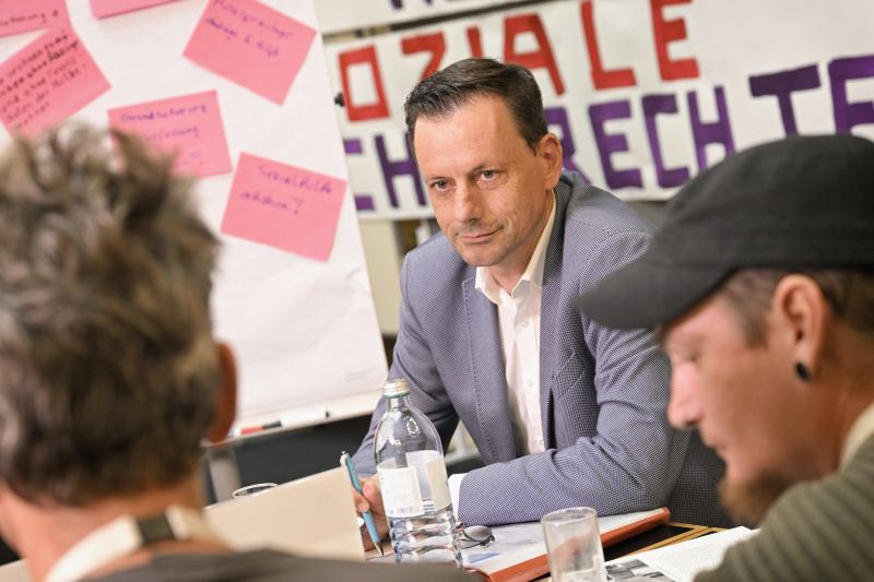 Nationalratsabgeordneter Ernst Gödl (ÖVP) mit Veranstaltungsteilnehmer:innen