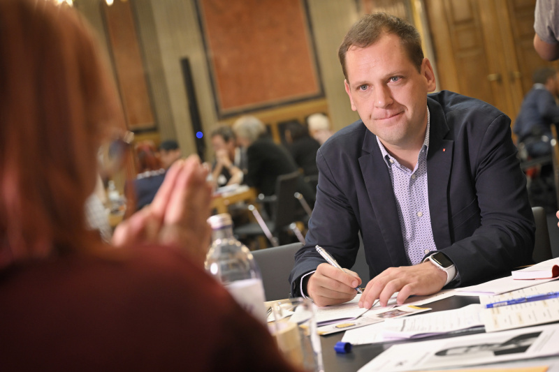 Nationalratsabgeordneter Philip Kucher (SPÖ) mit Veranstaltungsteilnehmer:innen