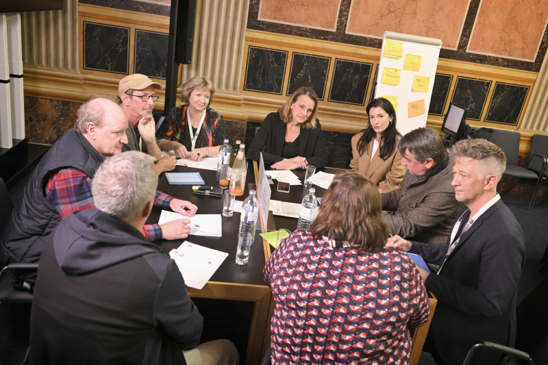 Nationalratsabgeordnete Dagmar Belakowitsch (FPÖ) mit Veranstaltungsteilnehmer:innen