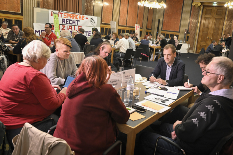Nationalratsabgeordneter Philip Kucher (SPÖ) mit Veranstaltungsteilnehmer:innen