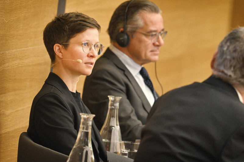 Podiumsdiskussion. Von links: Leitung AI & Automation Lab Bayerischer Rundfunk Uli Köppen, Professor London School of Economics and Political Science Charlie Beckett