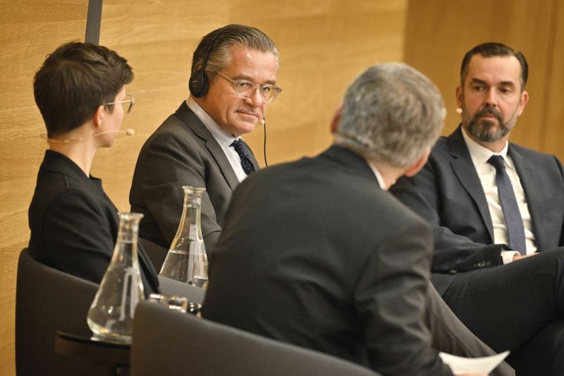 Podiumsdiskussion. Von links: Leitung AI & Automation Lab Bayerischer Rundfunk Uli Köppen, Professor London School of Economics and Political Science Charlie Beckett, Geschäftsführender Vorstand Austria Presse Agentur Clemens Pig