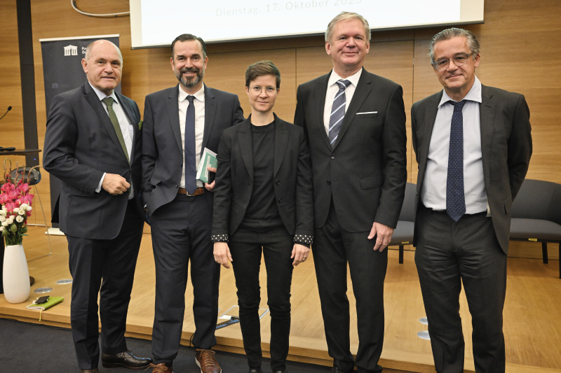 Von links: Nationalratspräsident Wolfgang Sobotka (ÖVP), Geschäftsführender Vorstand Austria Presse Agentur Clemens Pig, Leitung AI & Automation Lab Bayerischer Rundfunk Uli Köppen, Leiter der ORF-Wissenschaft Günther Mayr, Professor London School of Economics and Political Science Charlie Beckett