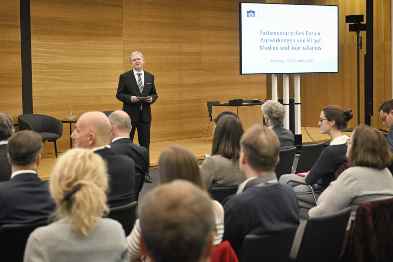 Moderation. Leiter der ORF-Wissenschaft Günther Mayr. Blick Richtung Veranstaltungsteilnehmer:innen