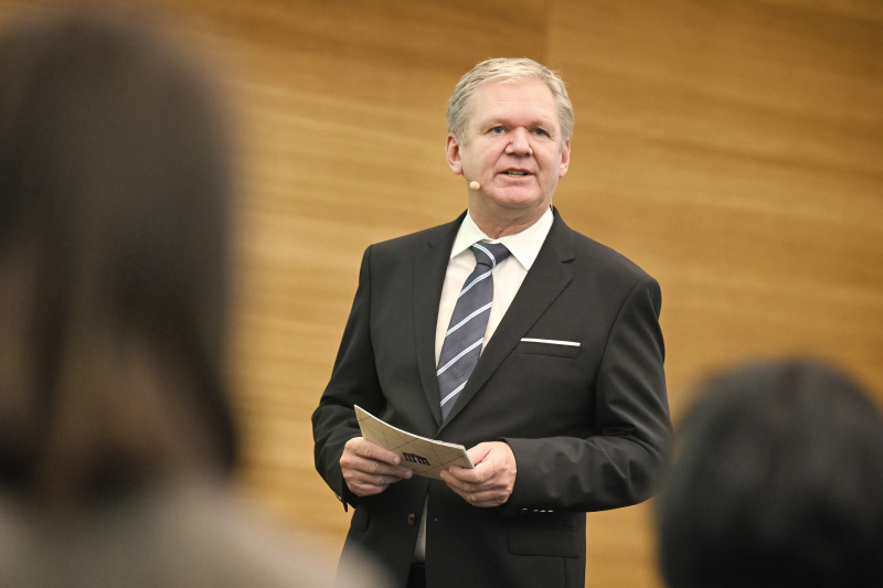 Moderation. Leiter der ORF-Wissenschaft Günther Mayr