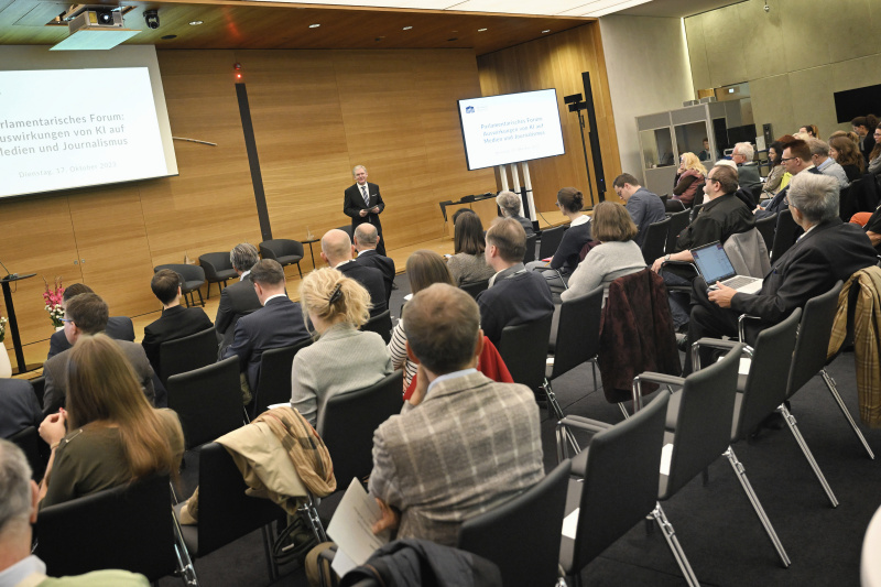 Moderation. Leiter der ORF - Wissenschaft Günther Mayr. Blick Richtung Veranstaltungsteilnehmer:innen