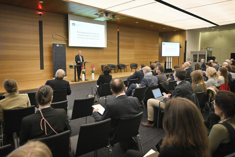 Begrüßung: Nationalratspräsident Wolfgang Sobotka (ÖVP). Blick Richtung Veranstaltungsteilnehmer:innen