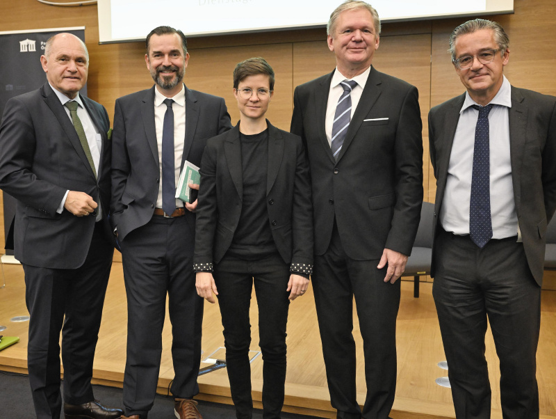 Von links: Nationalratspräsident Wolfgang Sobotka (ÖVP), Geschäftsführender Vorstand Austria Presse Agentur Clemens Pig, Leitung AI & Automation Lab Bayerischer Rundfunk Uli Köppen, Leiter der ORF-Wissenschaft Günther Mayr, Professor London School of Economics and Political Science Charlie Beckett