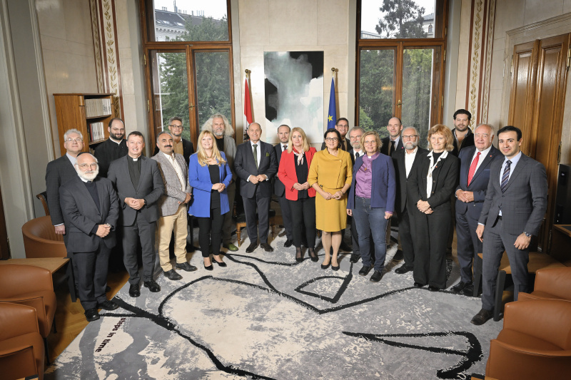 Gruppenfoto mit Nationalratspräsident Wolfgang Sobotka (ÖVP) (9. von links) und Veranstaltungsteilnehmer:innen