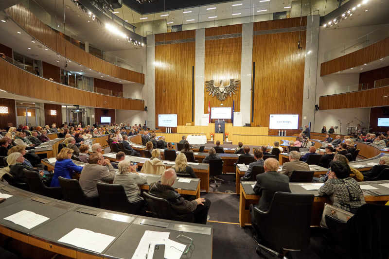 Eröffnungsworte von Nationalratspräsident Wolfgang Sobotka (ÖVP). Blick Richtung Veranstaltungsteilnehmer:innen