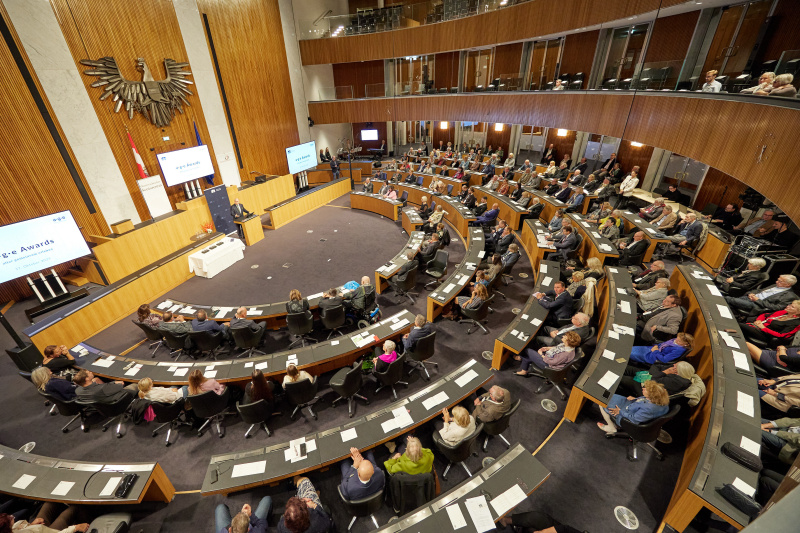 Eröffnungsworte von Nationalratspräsident Wolfgang Sobotka (ÖVP). Blick auf die Veranstaltungsteilnehmer:innen