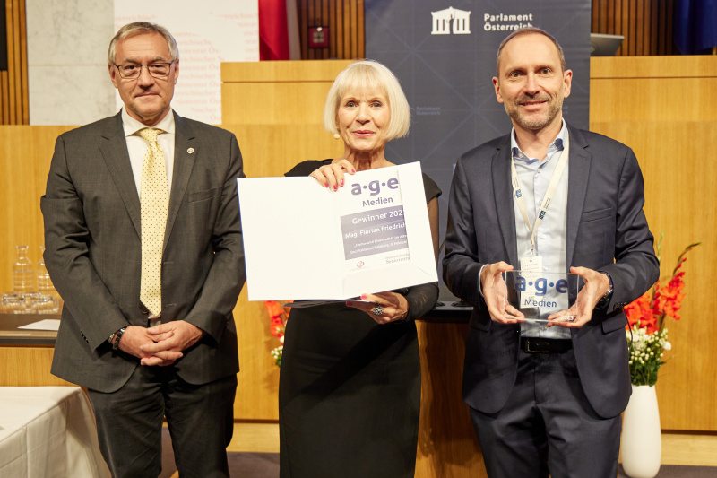 Von links: Präsident des Österreichischen Journalisten Clubs Norbert Welzl, Moderatorin Heilwig Pfanzelter, Preisträger Hannes Heissl