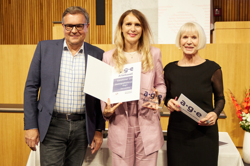 Von links: Michael Straberger, Preisträgerin Alexandra Weilhartner, Moderatorin Heilwig Pfanzelter