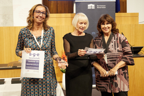 Von links: Preisträgerin Silvia Merschitsch, Moderatorin Heilwig Pfanzelter, Martina Rupp