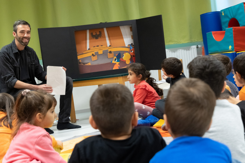 Demokratiebildner vor dem Kamishibai
