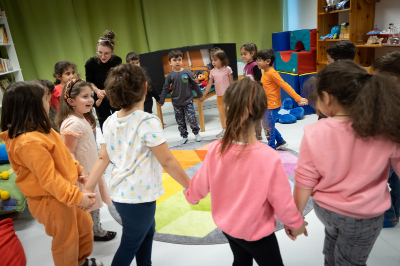 Demokratiebildnerin tanzt mit Kindern