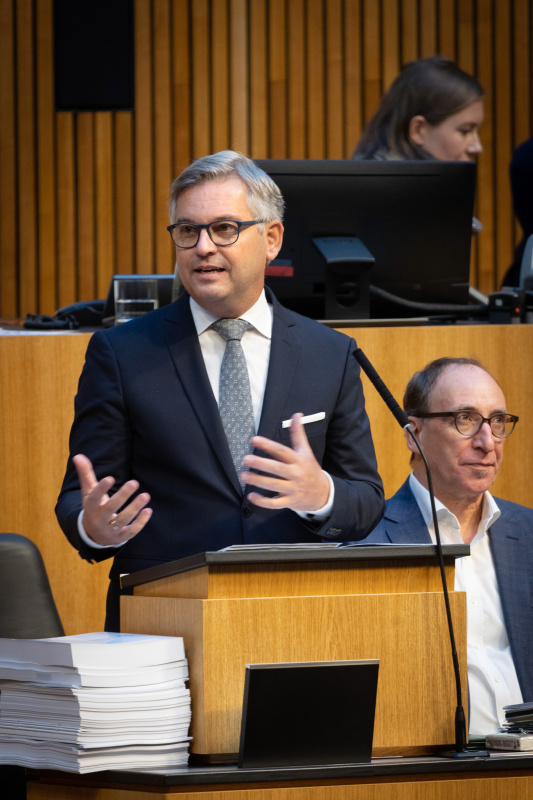 Budgetrede Finanzminister Magnus Brunner (ÖVP), rechts: Gesundheitsminister Johannes Rauch (GRÜNE)