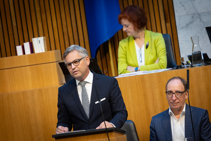 Budgetrede Finanzminister Magnus Brunner (ÖVP), rechts: Gesundheitsminister Johannes Rauch (GRÜNE)