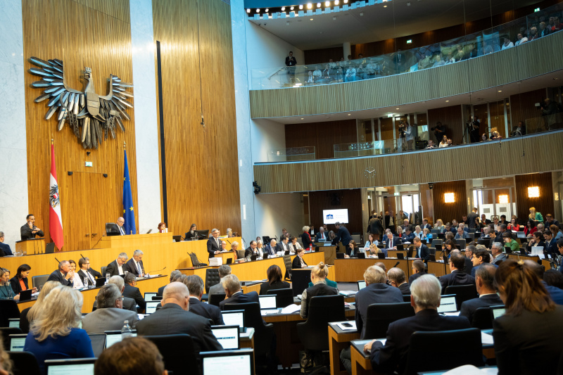 am Redner:innenpult, Nationalratspräsident Wolfgang Sobotka (ÖVP) am Präsidium, Infrastrukturministerin Leonore Gewessler (GRÜNE) auf der Regierungsbank Finanzminister Magnus Brunner (ÖVP)