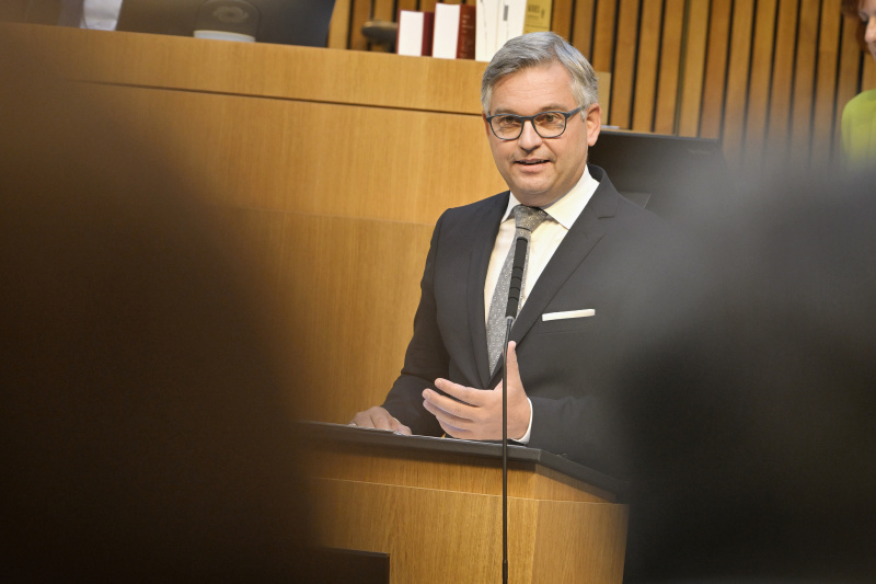 Finanzminister Magnus Brunner (ÖVP) am Rednerpult