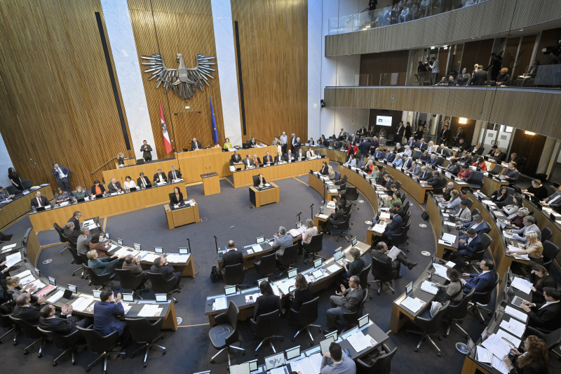 Finanzminister Magnus Brunner (ÖVP) am Rednerpult. Regierungsbank von links: Staatssekretär Florian Tursky (ÖVP), Staatssekretärin Claudia Plakolm (ÖVP), Integrationsministerin Susanne Raab (ÖVP), Justizministerin Alma Zadic (GRÜNE), Innenminister Gerhard Karner (ÖVP), Europaministerin Karoline Edtstadler (ÖVP), Bildungsminister Martin Polaschek (ÖVP), Vizekanzler Werner Kogler (GRÜNE), Bundeskanzler Karl Nehammer (ÖVP),.Finanzminister Magnus Brunner (ÖVP), Sozialminister Johannes Rauch (GRÜNE), Klimaministerin Leonore Gewessler (GRÜNE), Außenminister Alexander Schallenberg (ÖVP), Verteidigungsministerin Klaudia Tanner (ÖVP), Wirtschaftsminister Martin Kocher (ÖVP), Landwirtschaftsminister Norbert Totschnig (ÖVP), Staatssekretärin Susanne Kraus-Winkler (ÖVP). Blick Richtung Sitzungsteilnehmer:innen