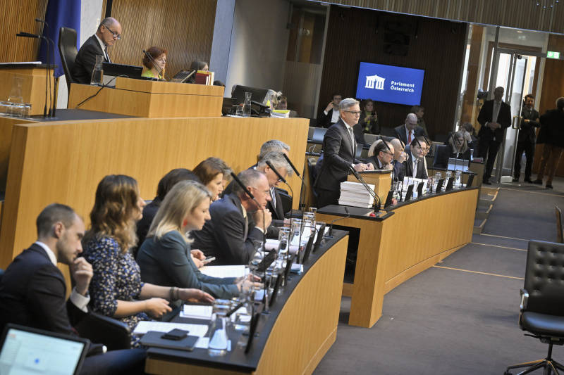 Finanzminister Magnus Brunner (ÖVP) am Rednerpult. Regierungsbank von links: Staatssekretär Florian Tursky (ÖVP), Staatssekretärin Claudia Plakolm (ÖVP), Integrationsministerin Susanne Raab (ÖVP), Justizministerin Alma Zadic (GRÜNE), Innenminister Gerhard Karner (ÖVP), Europaministerin Karoline Edtstadler (ÖVP), Bildungsminister Martin Polaschek (ÖVP), Vizekanzler Werner Kogler (GRÜNE), Bundeskanzler Karl Nehammer (ÖVP),.Finanzminister Magnus Brunner (ÖVP),  Außenminister Alexander Schallenberg (ÖVP), Verteidigungsministerin Klaudia Tanner (ÖVP), Wirtschaftsminister Martin Kocher (ÖVP), Landwirtschaftsminister Norbert Totschnig (ÖVP), Staatssekretärin Susanne Kraus-Winkler (ÖVP).