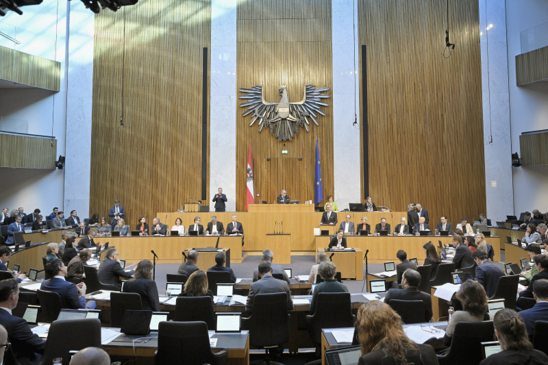 Finanzminister Magnus Brunner (ÖVP) am Rednerpult. Regierungsbank von links: Staatssekretär Florian Tursky (ÖVP), Staatssekretärin Claudia Plakolm (ÖVP), Integrationsministerin Susanne Raab (ÖVP), Justizministerin Alma Zadic (GRÜNE), Innenminister Gerhard Karner (ÖVP), Europaministerin Karoline Edtstadler (ÖVP), Bildungsminister Martin Polaschek (ÖVP), Vizekanzler Werner Kogler (GRÜNE), Bundeskanzler Karl Nehammer (ÖVP),.Finanzminister Magnus Brunner (ÖVP), Sozialminister Johannes Rauch (GRÜNE), Klimaministerin Leonore Gewessler (GRÜNE), Außenminister Alexander Schallenberg (ÖVP), Verteidigungsministerin Klaudia Tanner (ÖVP), Wirtschaftsminister Martin Kocher (ÖVP), Landwirtschaftsminister Norbert Totschnig (ÖVP), Staatssekretärin Susanne Kraus-Winkler (ÖVP). Blick Richtung Sitzungsteilnehmer:innen