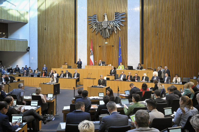 Finanzminister Magnus Brunner (ÖVP) am Rednerpult. Regierungsbank von links: Staatssekretär Florian Tursky (ÖVP), Staatssekretärin Claudia Plakolm (ÖVP), Integrationsministerin Susanne Raab (ÖVP), Justizministerin Alma Zadic (GRÜNE), Innenminister Gerhard Karner (ÖVP), Europaministerin Karoline Edtstadler (ÖVP), Bildungsminister Martin Polaschek (ÖVP), Vizekanzler Werner Kogler (GRÜNE), Bundeskanzler Karl Nehammer (ÖVP),.Finanzminister Magnus Brunner (ÖVP), Sozialminister Johannes Rauch (GRÜNE), Klimaministerin Leonore Gewessler (GRÜNE), Außenminister Alexander Schallenberg (ÖVP), Verteidigungsministerin Klaudia Tanner (ÖVP), Wirtschaftsminister Martin Kocher (ÖVP), Landwirtschaftsminister Norbert Totschnig (ÖVP), Staatssekretärin Susanne Kraus-Winkler (ÖVP). Blick Richtung Sitzungsteilnehmer:innen.
