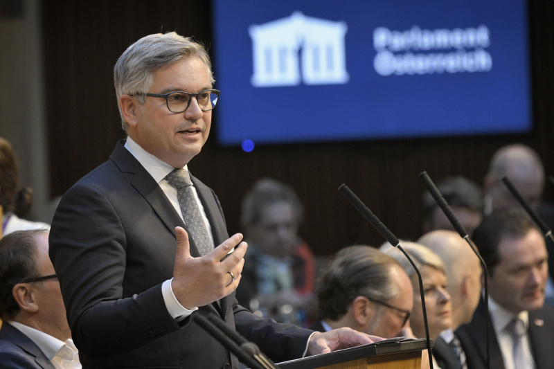 Finanzminister Magnus Brunner (ÖVP) am Rednerpult