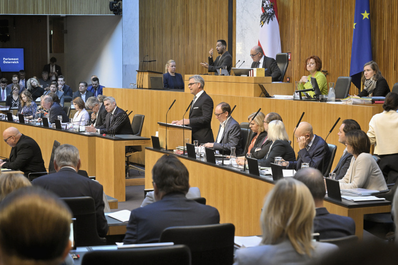 Finanzminister Magnus Brunner (ÖVP) am Rednerpult. Regierungsbank von links: Staatssekretär Florian Tursky (ÖVP), Staatssekretärin Claudia Plakolm (ÖVP), Integrationsministerin Susanne Raab (ÖVP), Justizministerin Alma Zadic (GRÜNE), Innenminister Gerhard Karner (ÖVP), Europaministerin Karoline Edtstadler (ÖVP), Bildungsminister Martin Polaschek (ÖVP), Vizekanzler Werner Kogler (GRÜNE), Bundeskanzler Karl Nehammer (ÖVP),.Finanzminister Magnus Brunner (ÖVP), Sozialminister Johannes Rauch (GRÜNE), Klimaministerin Leonore Gewessler (GRÜNE), Außenminister Alexander Schallenberg (ÖVP), Verteidigungsministerin Klaudia Tanner (ÖVP), Wirtschaftsminister Martin Kocher (ÖVP), Landwirtschaftsminister Norbert Totschnig (ÖVP), Staatssekretärin Susanne Kraus-Winkler (ÖVP)